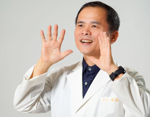 楊紹民醫師白袍揮手照