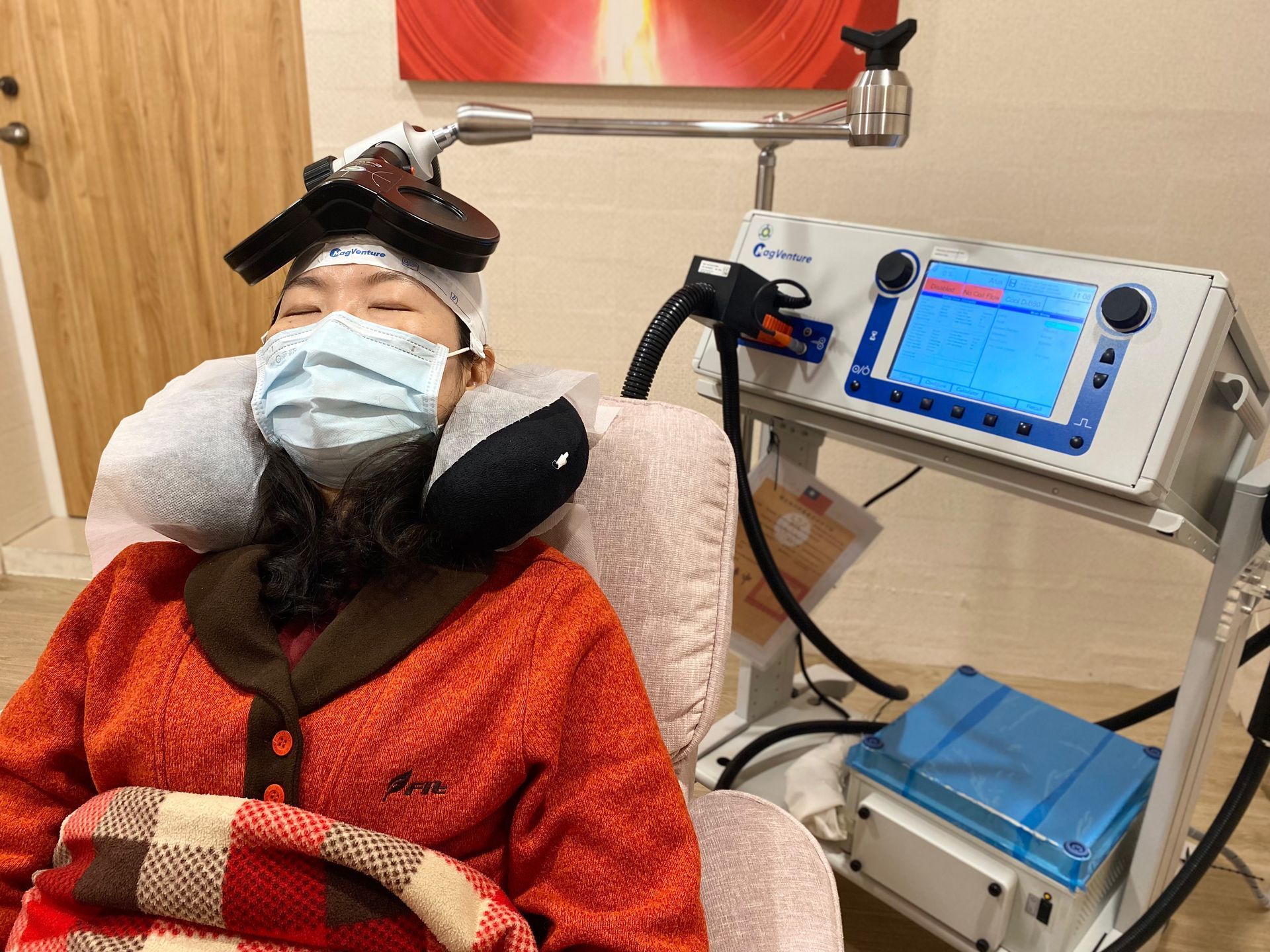 患者正在接受 rTMS 神經重塑療程